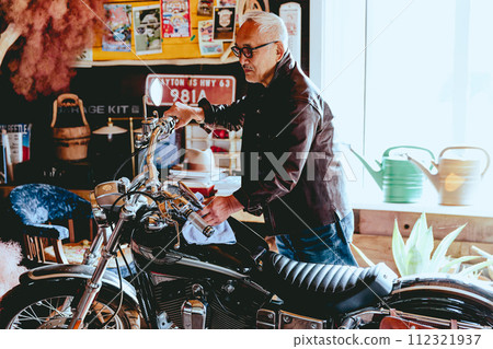 Photo of a senior man who likes to ride a motorcycle 112321937