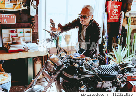 Photo of a senior man who likes to ride a motorcycle Photo of a senior man who likes to ride a motorcycle 112321939