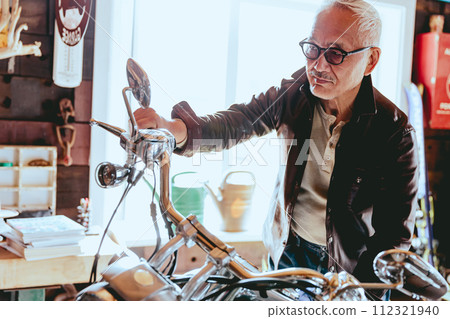 Photo of a senior man who likes to ride a motorcycle 112321940