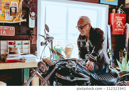 喜歡騎摩托車的老人照片 喜歡騎摩托車的老人照片 112321941