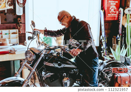 Photo of a senior man who likes to ride a motorcycle Photo of a senior man who likes to ride a motorcycle 112321957