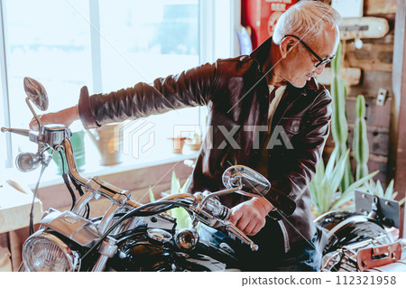 Photo of a senior man who likes to ride a motorcycle 112321958