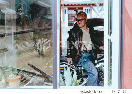 喜歡騎摩托車的老人照片 112321961