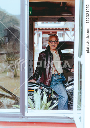 喜歡騎摩托車的老人照片 112321962