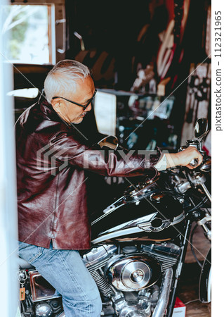 Photo of a senior man who likes to ride a motorcycle Photo of a senior man who likes to ride a motorcycle 112321965