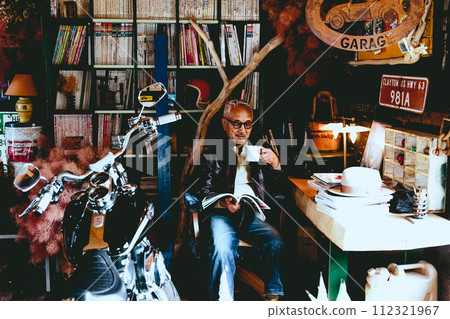 Photo of a senior man who enjoys reading 112321967