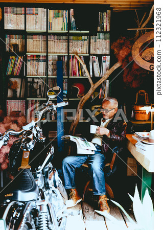 喜歡讀書的老人照片 112321968