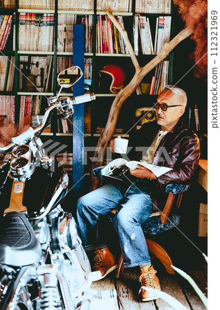 Photo of a senior man who enjoys reading Photo of a senior man who enjoys reading 112321969