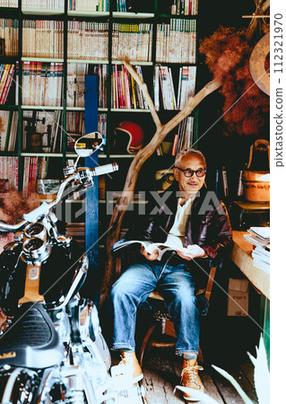 Photo of a senior man who enjoys reading Photo of a senior man who enjoys reading 112321970