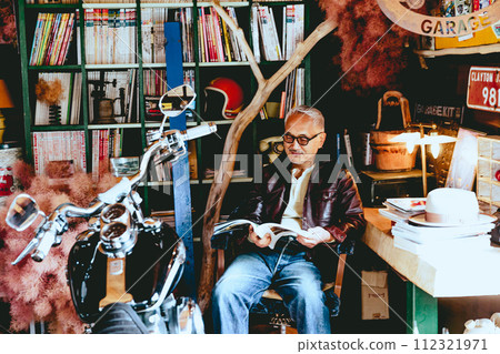 Photo of a senior man who enjoys reading Photo of a senior man who enjoys reading 112321971