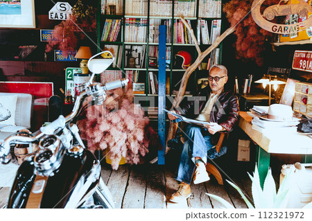 Photo of a senior man who enjoys reading 112321972