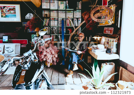 喜歡讀書的老人照片 喜歡讀書的老人照片 112321973