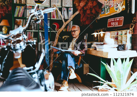 喜歡讀書的老人照片 112321974