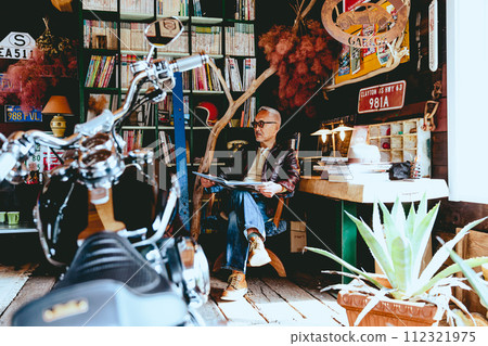 Photo of a senior man who enjoys reading 112321975