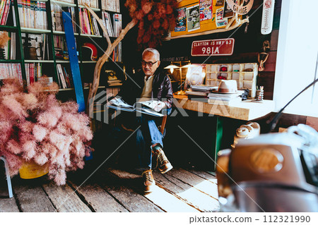 喜歡讀書的老人照片 喜歡讀書的老人照片 112321990