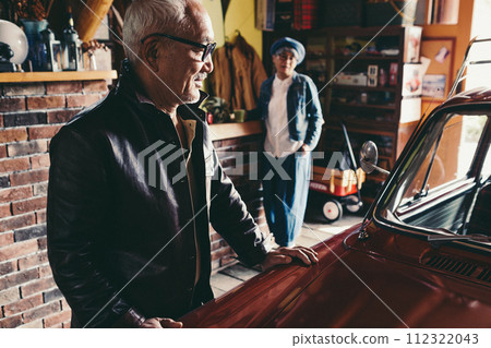 一對老年夫婦邊看車邊聊天的照片 112322043