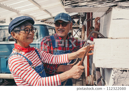 一對年長夫婦一起做 DIY 工作的照片 一對年長夫婦一起做 DIY 工作的照片 112322080