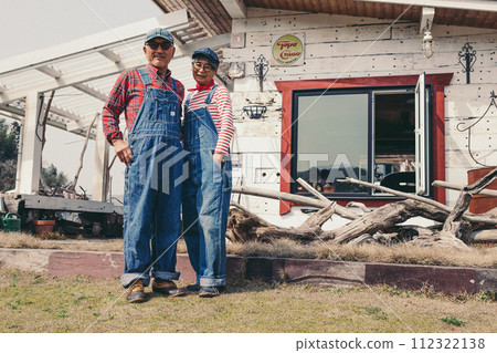 成對看年長夫婦的照片 112322138