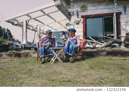 一對年長夫婦在花園裡放鬆的照片 一對年長夫婦在花園裡放鬆的照片 112322156