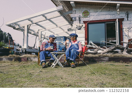 Photo of a senior couple relaxing in the garden Photo of a senior couple relaxing in the garden 112322158