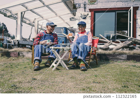 Photo of a senior couple relaxing in the garden 112322165