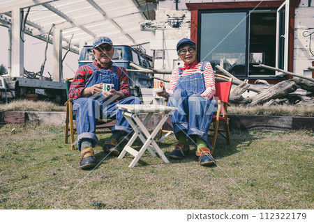Photo of a senior couple relaxing in the garden 112322179