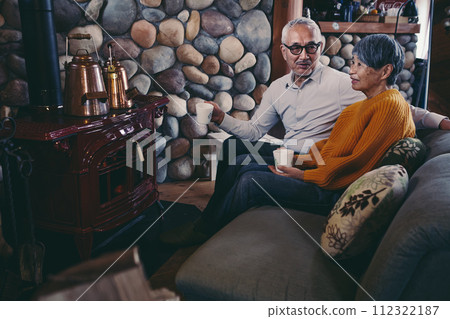 一對老年夫婦和睦地坐在沙發上的照片 112322187
