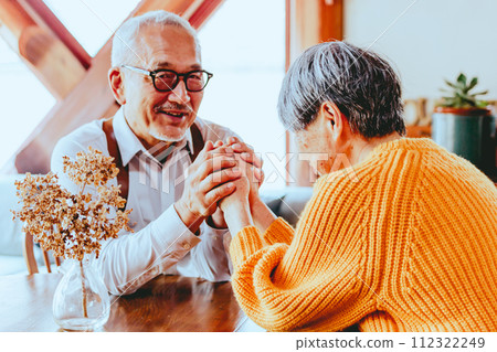 photo of senior couple skinship 112322249