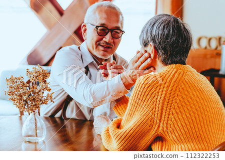 photo of senior couple skinship 112322253