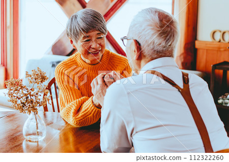 photo of senior couple skinship 112322260