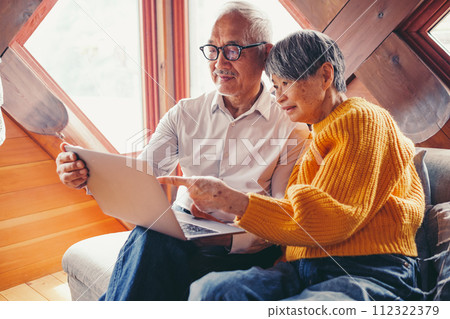 一對老年夫婦打視頻電話的照片 一對老年夫婦打視頻電話的照片 112322379