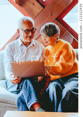 A picture of a senior couple doing a video call 112322439