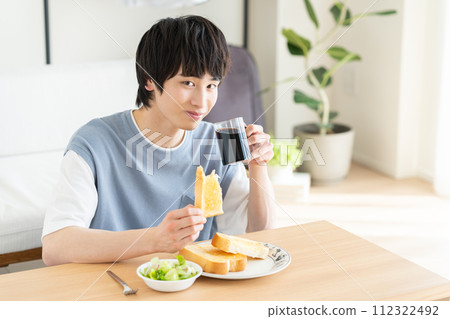 A young man who eats breakfast 112322492