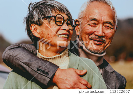 老年夫婦戶外肢體接觸照片 112322607