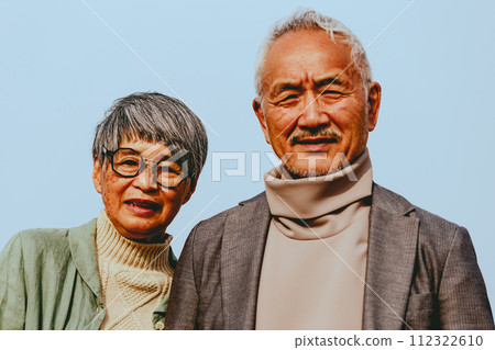 老年夫婦戶外肢體接觸照片 112322610