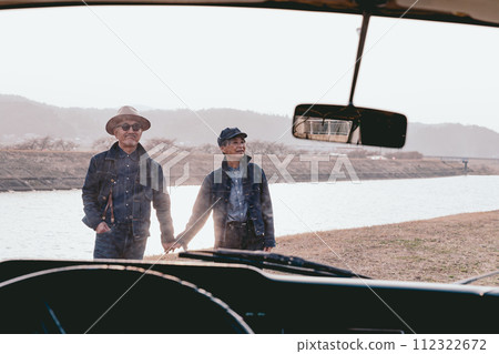 一對老年夫婦在日落時牽手的照片 一對老年夫婦在日落時牽手的照片 112322672