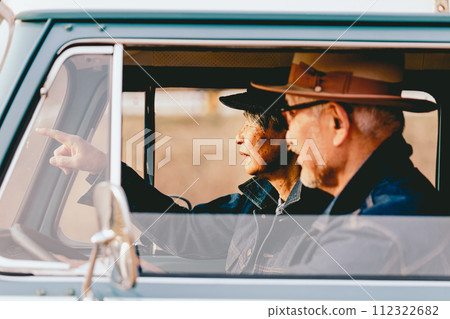 一對年長的夫婦開車的照片 112322682