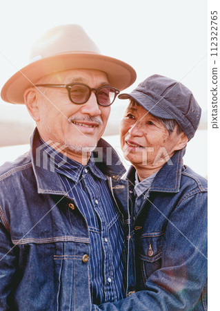 Photo of a senior couple cuddling 112322765