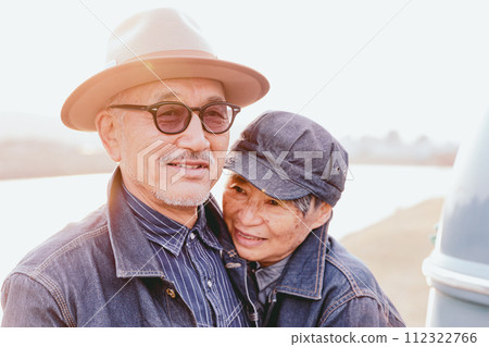 Photo of a senior couple cuddling 112322766