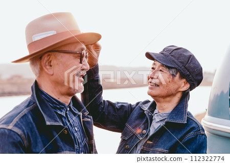 Photo of a senior couple cuddling 112322774