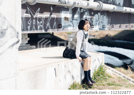 學校女孩高中學生 學校女孩高中學生 112322877