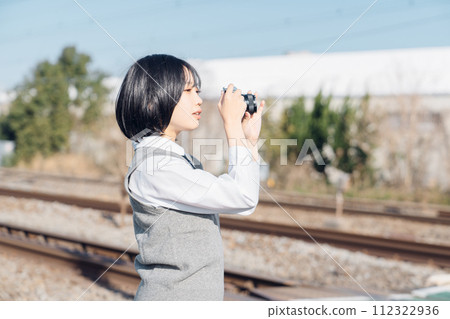 帶相機的女高中生 帶相機的女高中生 112322936