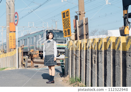 站在鐵軌上的女高中生 112322948