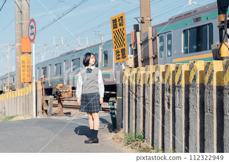 站在鐵軌上的女高中生 112322949