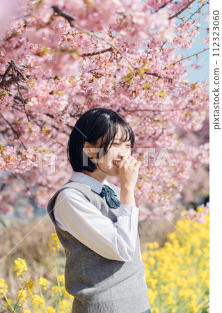 Sakura and school girls 112323060