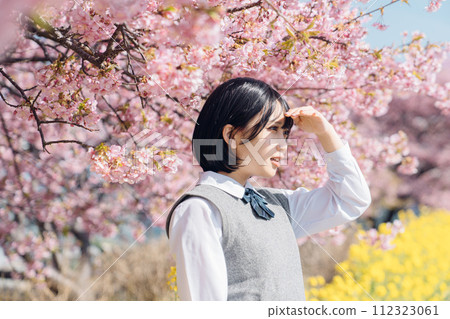 Sakura and school girls 112323061