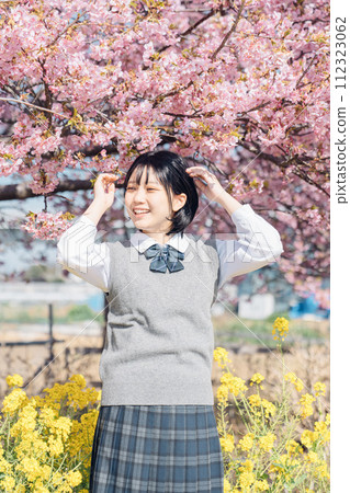Sakura and school girls 112323062