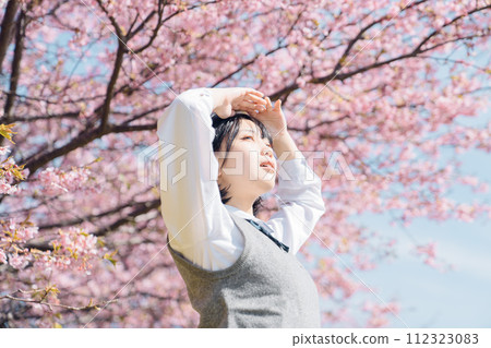 櫻花和學校的女孩 112323083