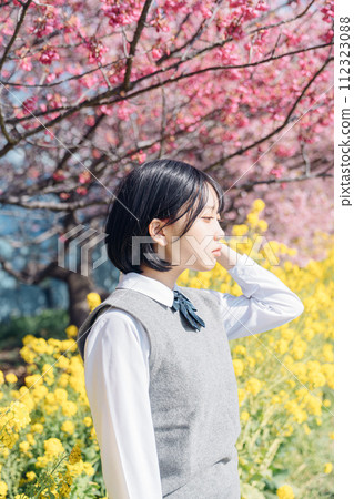 Sakura and school girls 112323088
