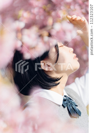 櫻花和學校的女孩 112323107